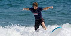 Un ado d�couvre le surf en colo
