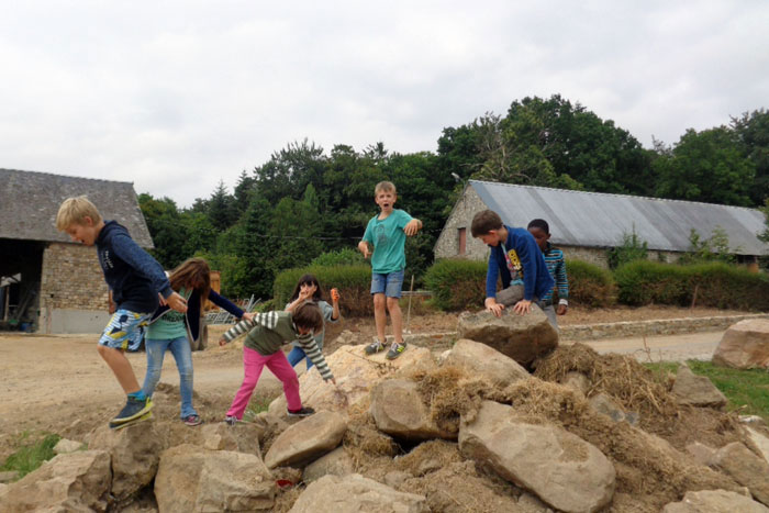 Un groupe d'enfants joue en Normandie
