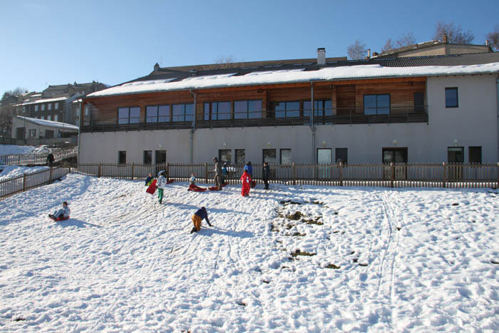 Vue générale d'un centre de vacances sous la neige en Auvergne