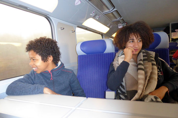 Un groupe d'enfants à bord d'un TGV duplex