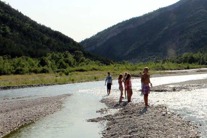 La baignade dans une rivière de montagne fait partie des activités appréciées lors des colonies de vacances d'été. Un bain rafraîchissant, c'est idéal après une randonnée sur les massifs alpins !