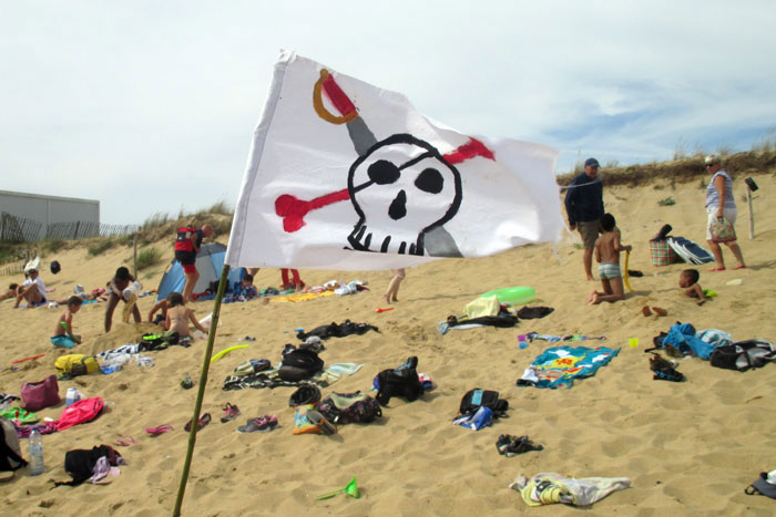 Un drapeau de pirate sur la plage