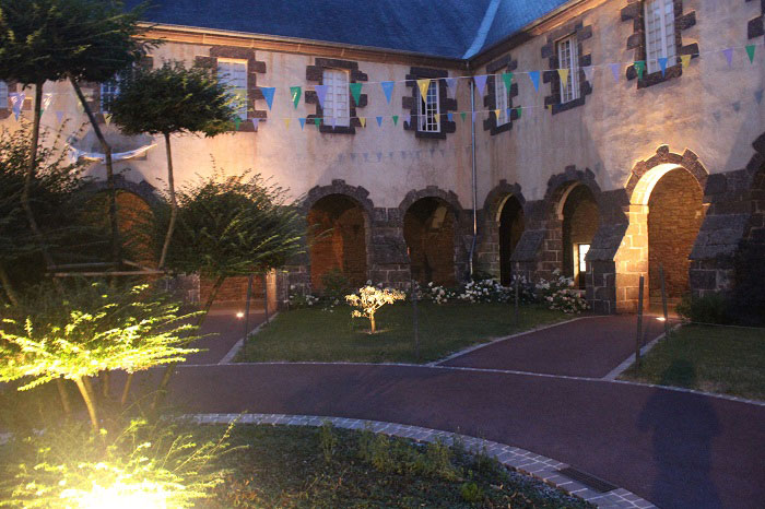 Abbaye Saint Jacques à Montfort illuminée de nuit