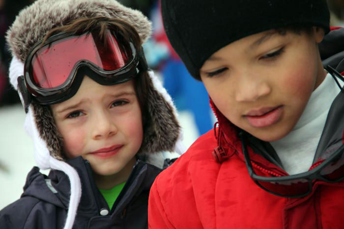 Deux enfants en colo à la neige