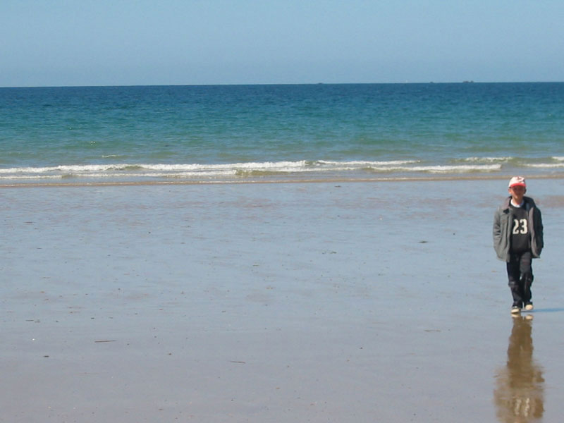 Un enfant seul sur la plage