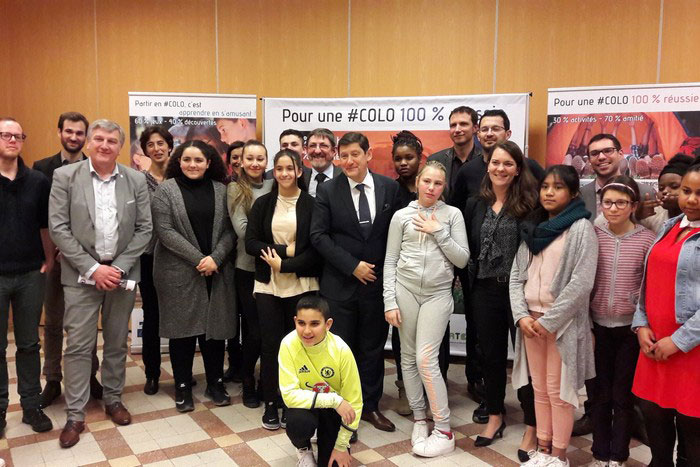 Patrick Kanner entouré des jeunes en colo à Paris et des partenaires de la campagne de communication.