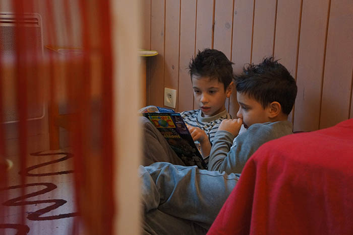 Lecture le matin dans la bibliothèque