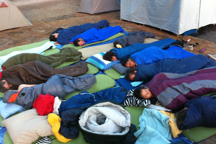 Un groupe de jeunes dormant à la belle étoile