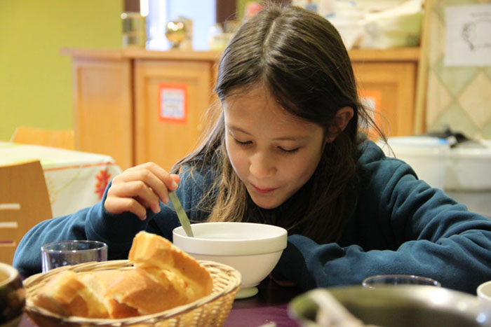 Le petit déjeuner est accessible de façon échelonnée, comme le lever