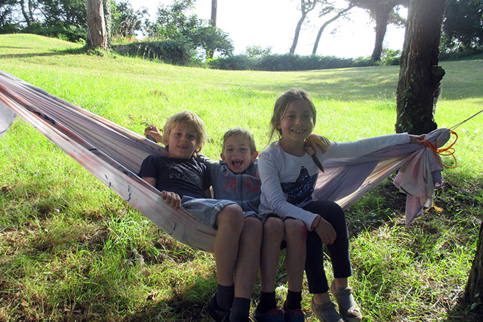 Trois enfants se détendent au début d'un séjour de vacances