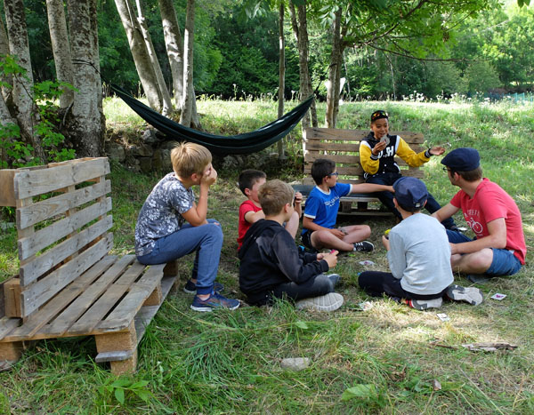 Discussion en groupe avec un animateur