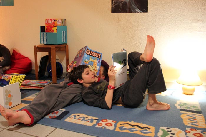 Le soir, les enfants rejoignent un coin cosy pour lire