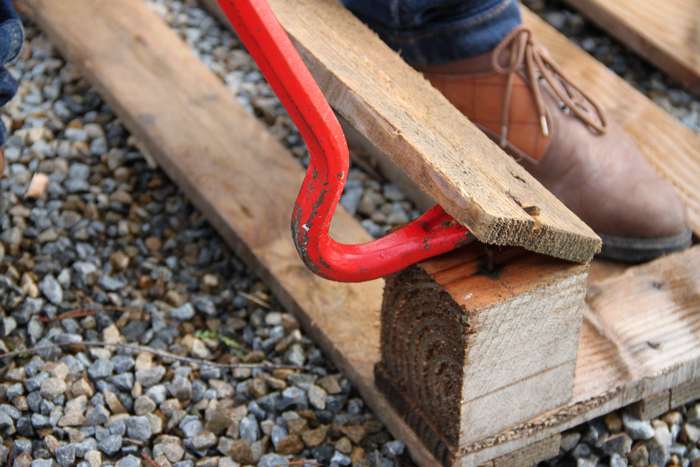 Comment démonter une palette avec un pied de biche ?