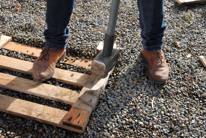 Comment démonter une palette avec un pied de biche ?