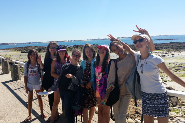 Un groupe d'adolescents en bord de mer