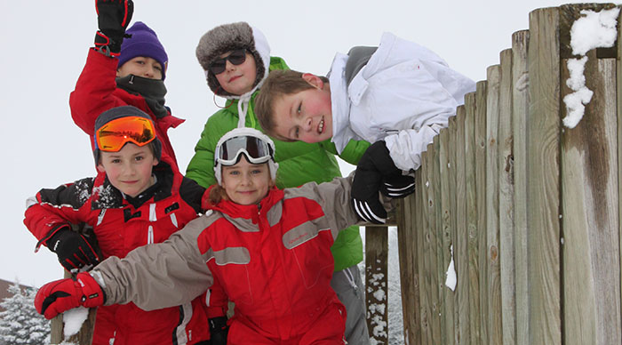 Des enfants bien équipés pour jouer dans la neige !