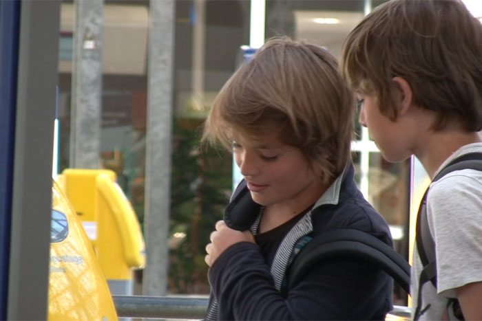 Départ devant un escalator