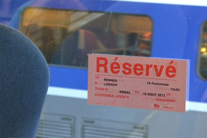 Une affichette Réservé dans un train SNCF