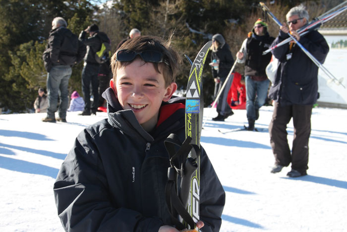 Un garçon au retour d'une sortie ski en colo
