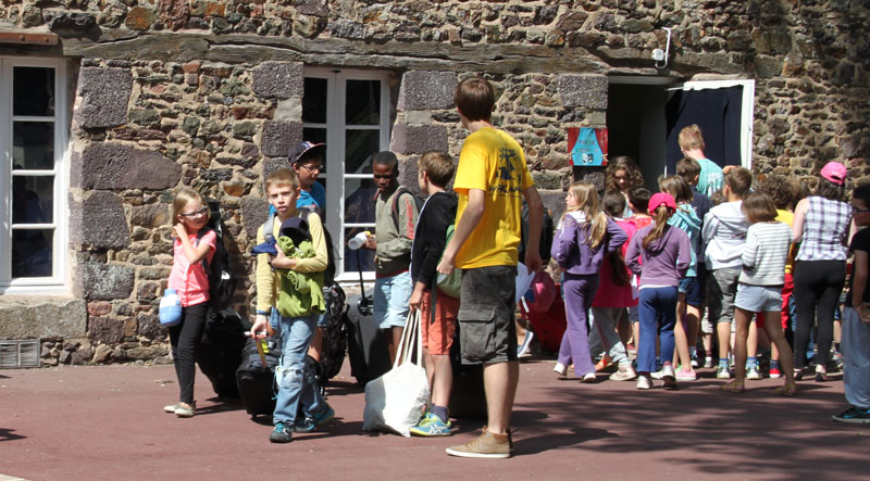 Des enfants arrivent en colonie de vacances