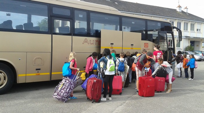 Départ en car vers une colonie de vacances