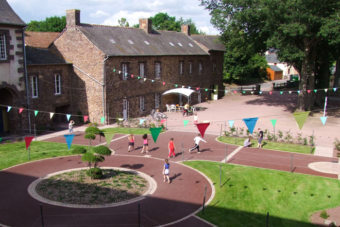 La cour du centre de vacances de Montfort sur Meu