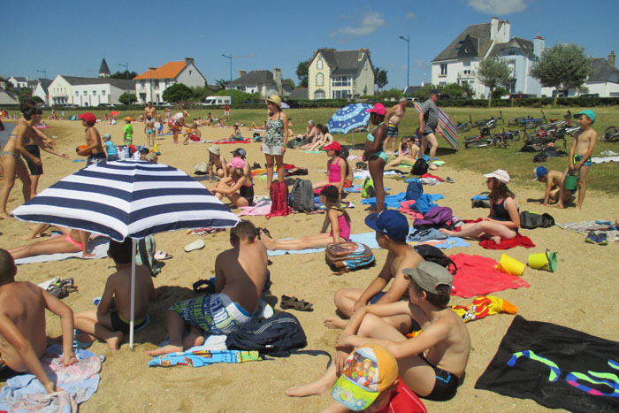 Un groupe d'enfants sur la plage