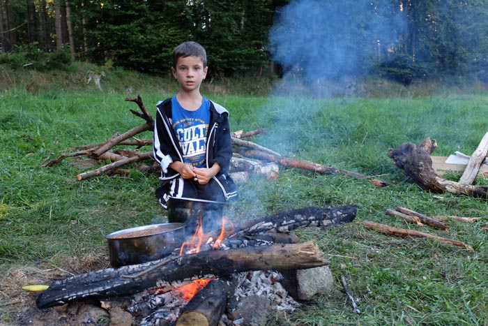 Repas au feu de camp