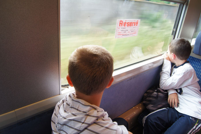 Départ en train d'un groupe d'enfants