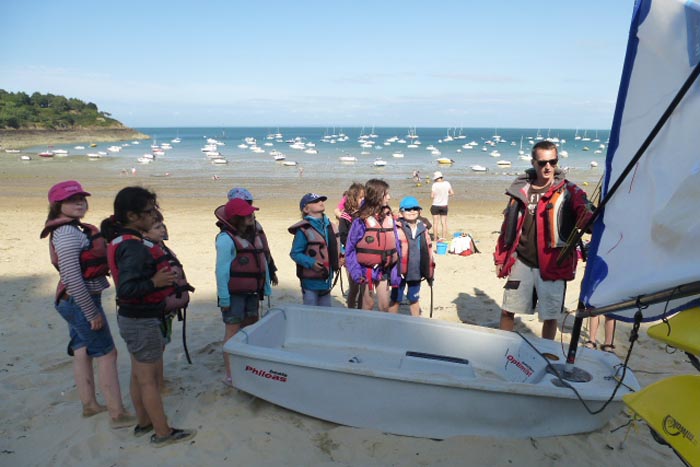 Préparation d'une sortie en optimist à Cancale