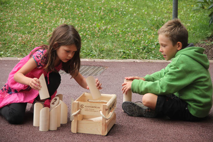 Jeu extérieur pendant l'après-midi