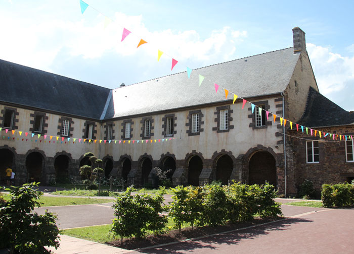 La façade de l'abbaye Saint Jacques