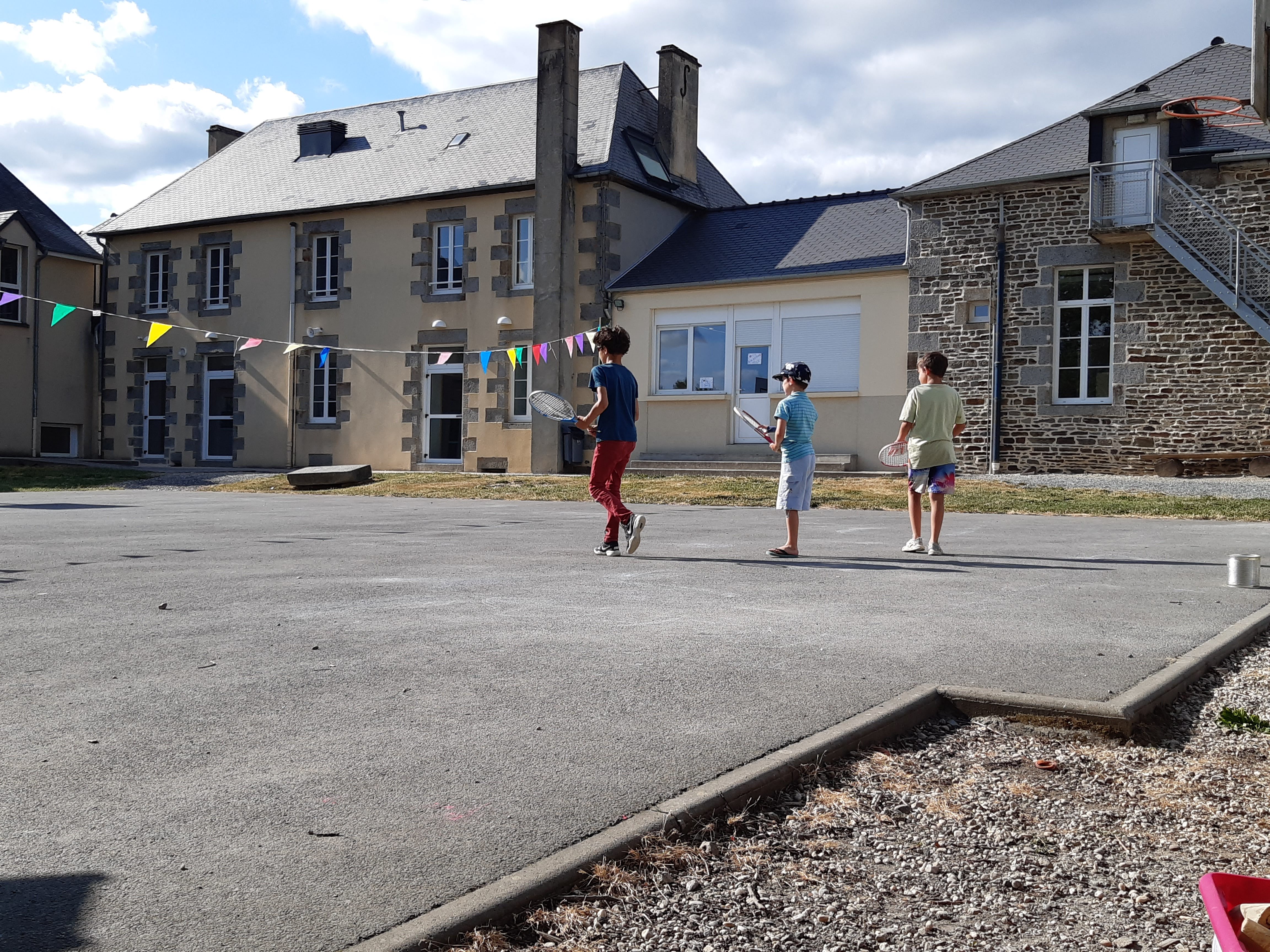 Jeux sportifs dans la cour du centre