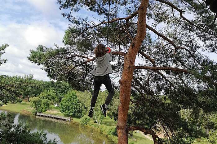 Vue imprenable sur le lac de Trémelin lors de la séance d'accrobranche