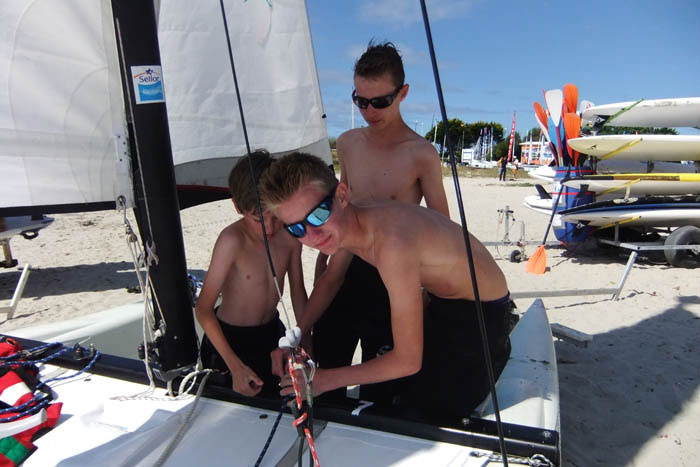 Préparation d'un catamaran avant une sortie en mer