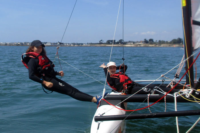 Des séjours proposent plusieurs sports à découvrir, comme ici la voile