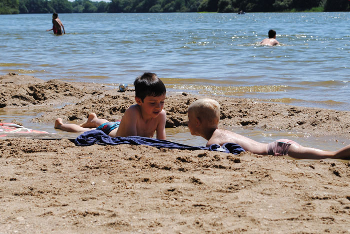 Détente à la plage du lac