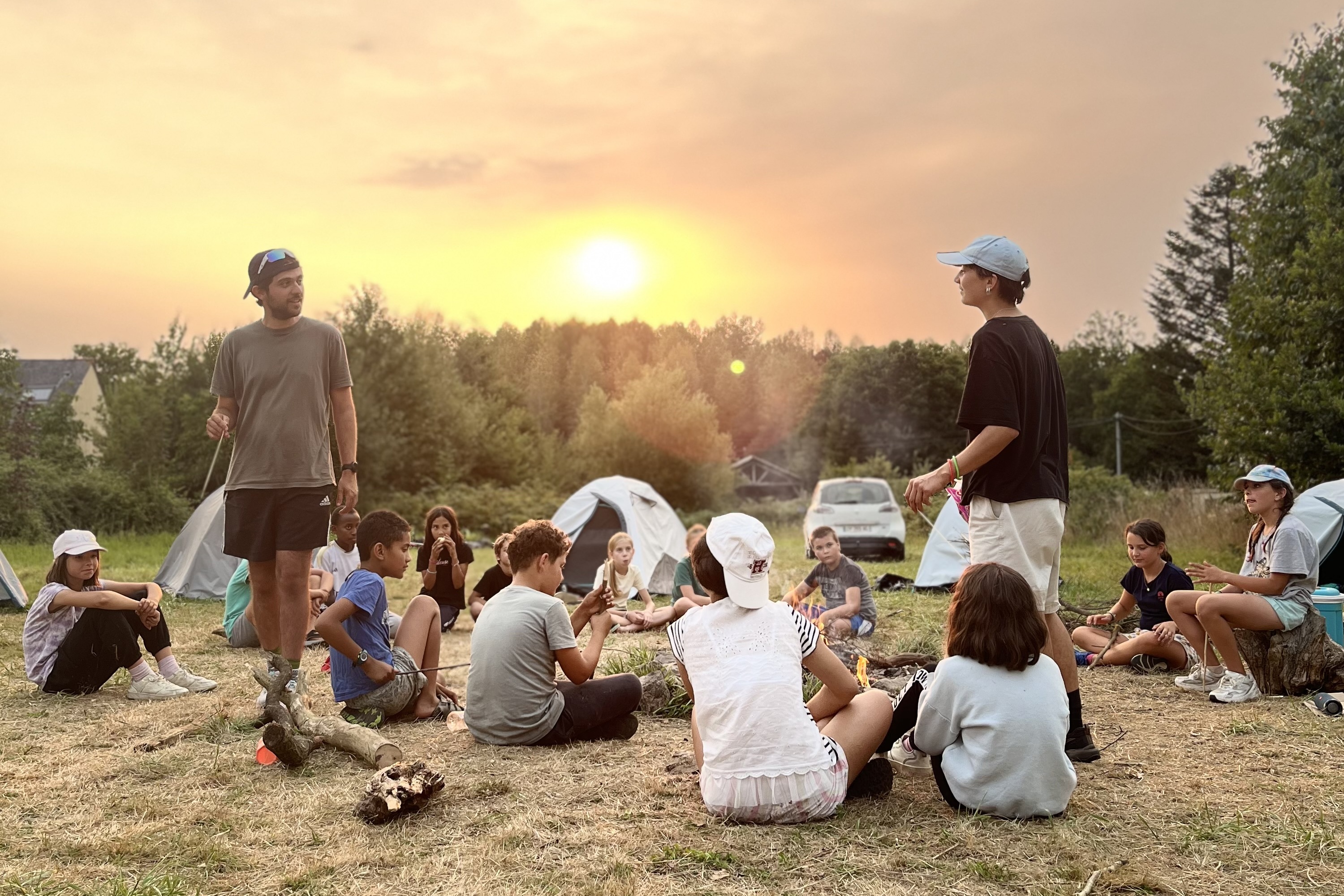 coucher de soleil, nuit en tente, nuit en tentes, anim et enfants en colo, colonie de vacances, dormir à la belle étoile, séjour campé, séjour de vacance, feu de camp, nuit en tente enfants, anim