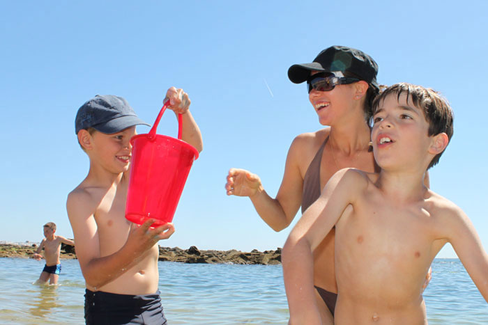 Jeux dans l'eau à la plage