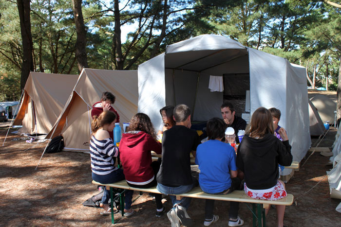 Petit déjeuner en plein air devant les tentes