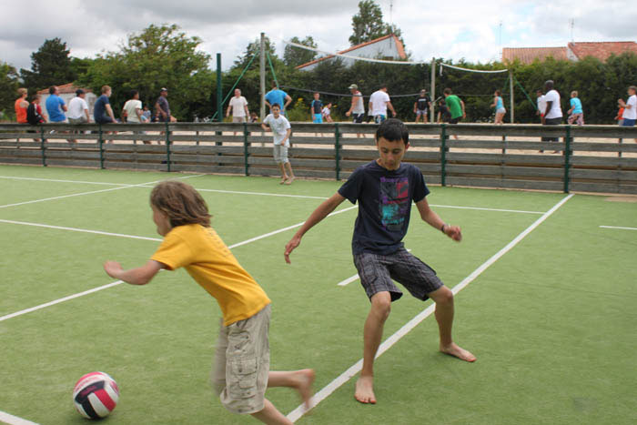 Partie de foot dans un city stade en Vendée