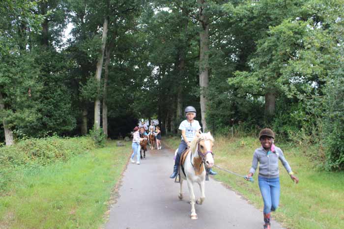 Partir en colo l'été avec un copain ou une copine