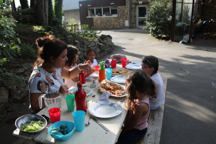 Repas à l'ombre dans la cour du centre