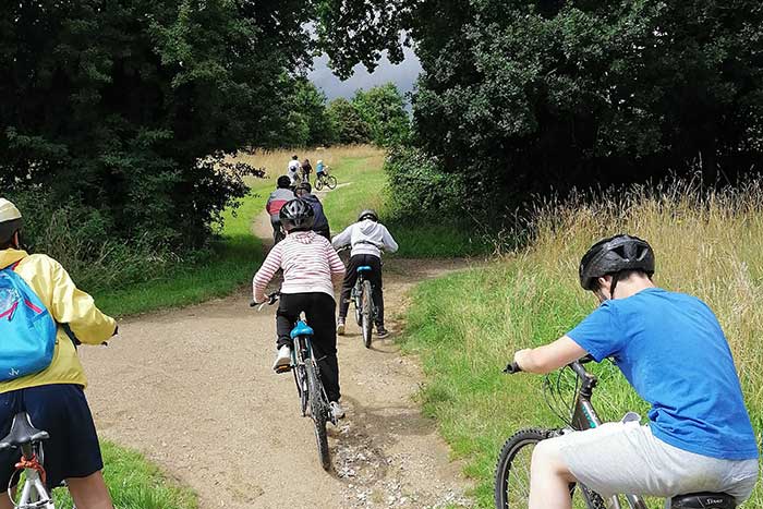 Balade en vélo à travers les chemins