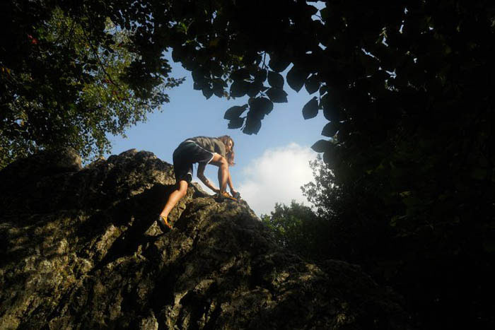 Grimpe sur une paroi rocheuse en séjour