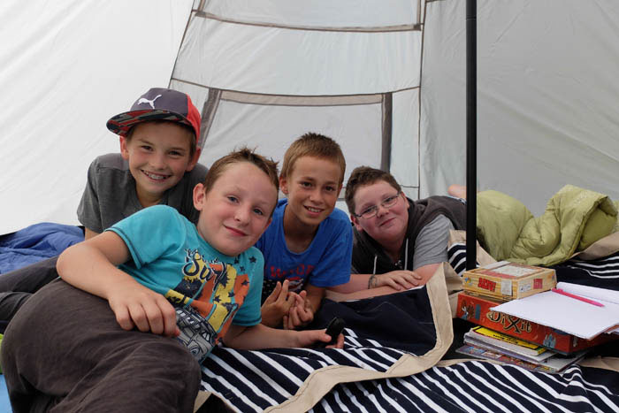 Enfants sous un tipi en centre de vacances