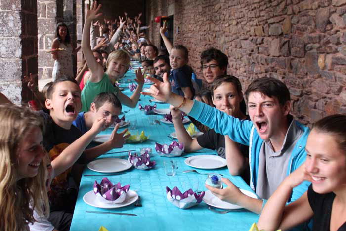 Repas sous forme de banquet à l'auberge des korrigans