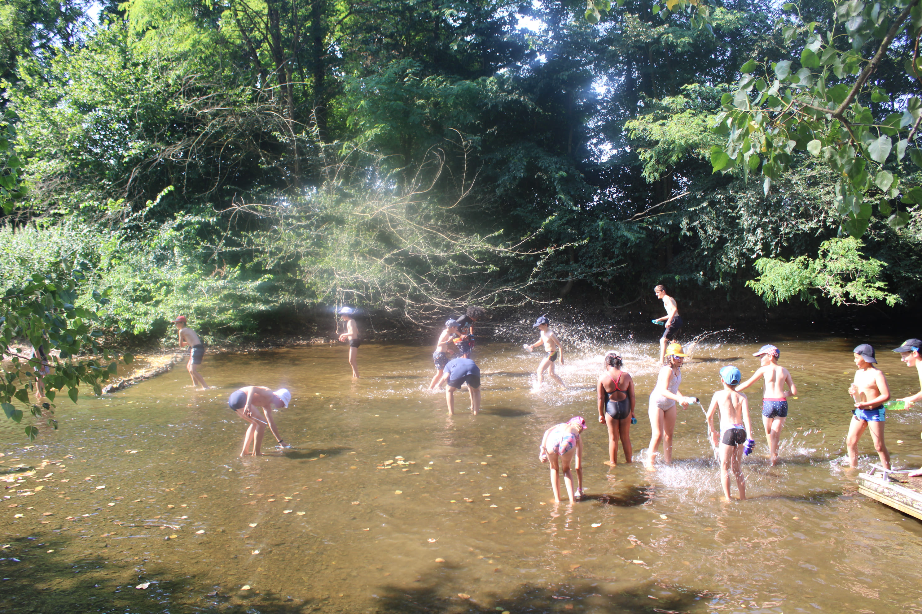 Bataille d'eau au bord de la rivière