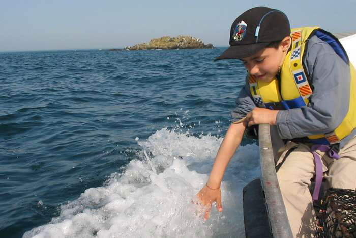 Sur un bateau au large de la côte bretonne