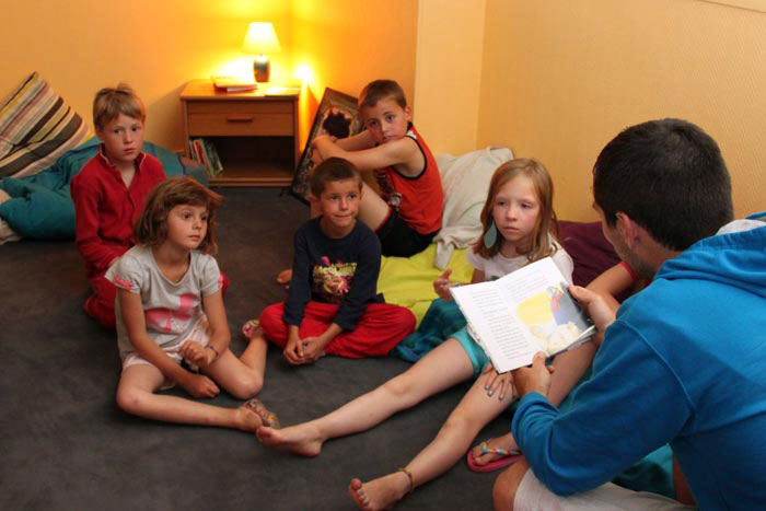 Lecture à la bibliothèque de l'auberge des korrigans